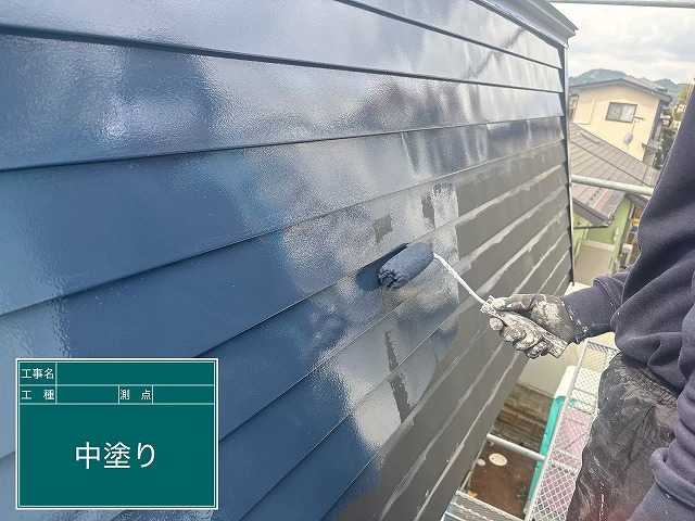 屋根の中塗り作業中